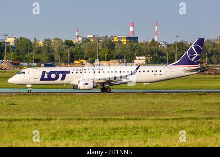 Warschau, Polen - 26. Mai 2019: LOT Polskie Linie Lotnicze Embraer 195 Flugzeug am Warschauer Warszawa Flughafen (WAW) in Polen. Stockfoto