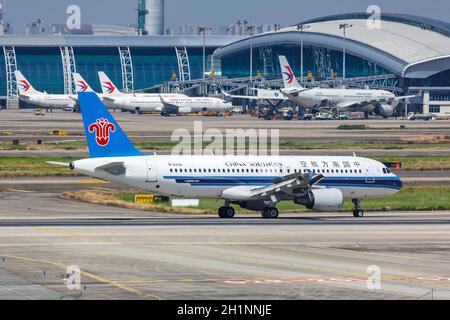 Guangzhou, China - 24. September 2019: China Southern Airlines Airbus A320 am Flughafen Guangzhou Baiyun (CAN) in China. Stockfoto