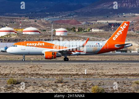 Teneriffa, Spanien - 23. November 2019: EasyJet Europe Airbus A320 mit 20 Jahren Sonderfarben am Flughafen Teneriffa Süd in Spanien. Stockfoto