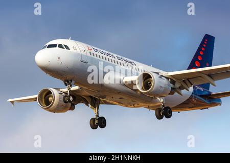 Teneriffa, Spanien - 23. November 2019: Brussels Airlines Airbus A319 am Flughafen Teneriffa Süd in Spanien. Airbus ist ein europäischer Flugzeughersteller Stockfoto