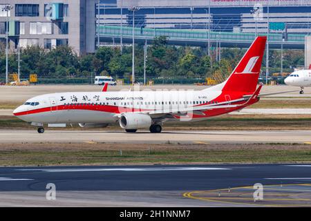 Shanghai, China - 27. September 2019: Boeing 737-800 von Shanghai Airlines am Flughafen Shanghai Hongqiao in China. Boeing ist ein amerikanisches Flugzeug Stockfoto