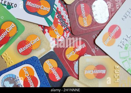 Verschiedene Kreditkarten mit Mastercard Markenlogo. Nahaufnahme von vielen Mastercard Kreditkarten. Plastikbankkarten von Mastercard. Internationale Zahlung en Stockfoto