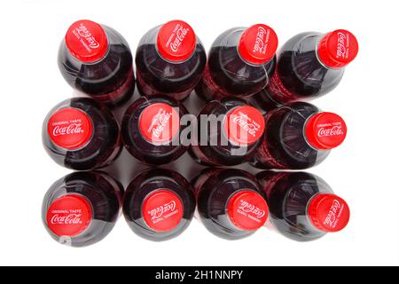 HUETTENBERB, DEUTSCHLAND 2020-12-17: Coca Cola Flaschen auf weißem Hintergrund. Coca-Cola ist ein kohlensäurehaltiges Erfrischungsgetränk, das in Geschäften auf der ganzen Welt verkauft wird. Stockfoto