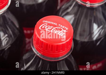 HUETTENBERB, DEUTSCHLAND 2020-12-17: Coca Cola Flaschenverschluss im Detail. Coca-Cola ist ein kohlensäurehaltiges Erfrischungsgetränk, das in Geschäften auf der ganzen Welt verkauft wird. Stockfoto