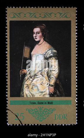 Die in der DDR gedruckte Briefmarke zeigt das Bild Lady in White mit der Aufschrift Lady in White, von Tizian aus der Serie Paintings, um 1973 Stockfoto