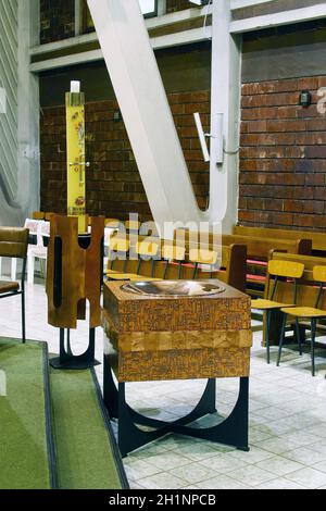 Baptisterium in der Pfarrkirche Maria Königin des Heiligen Rosenkranzes in Zagreb, Kroatien Stockfoto