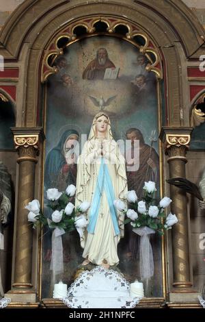 Unsere Liebe Frau von Lourdes, Statue auf dem Altar der Heiligen Familie in der Kirche des Hl. Nikolaus in Lijevi Dubrovcak, Kroatien Stockfoto