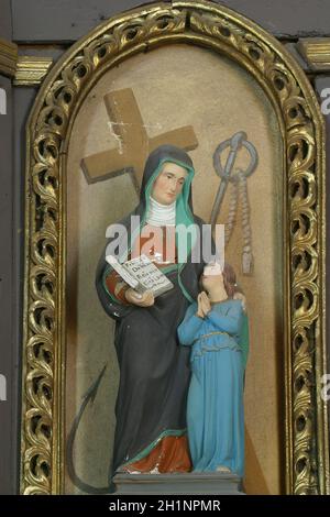 Saint Anne mit Jungfrau Maria, Statue auf dem Altar der Madonna von Lourdes in der St. Nikolaus Kirche in Bistra, Kroatien Stockfoto