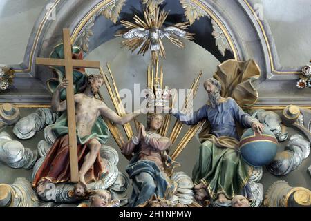 Krönung der Statue der Jungfrau Maria auf dem Hauptaltar in der Kirche der Heiligen Katharina von Alexandria in Samarica, Kroatien Stockfoto