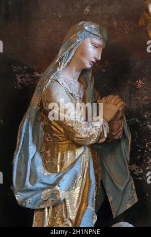 Jungfrau Maria unter der Kreuzstatue auf dem Altar des Heiligen Kreuzes in der Kirche unserer Lieben Frau von Jerusalem in Trski Vrh in Krapina, Kroatien Stockfoto