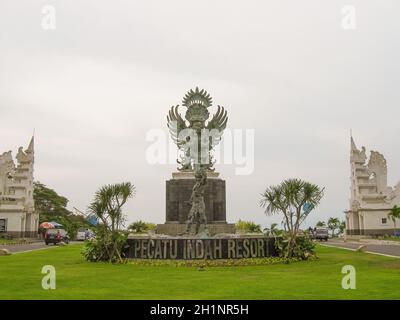 Uluwatu, Bali, Indonesien - 27. Dezember 2008: Gardian-Statue am Eingang beliebtes Touristenhotel Pecatu Indan Resort - traditionelle indonesische Skulpturen Stockfoto