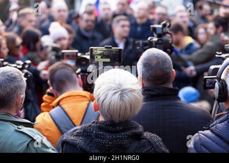 Medienereignis mit Videokamera oder Telefon Filmen. Pressekonferenz. Stockfoto