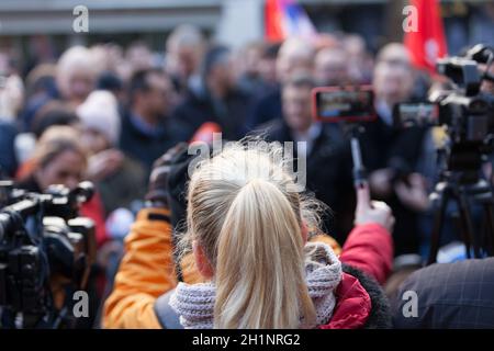 Medienereignis mit Videokamera oder Telefon Filmen. Pressekonferenz. Stockfoto