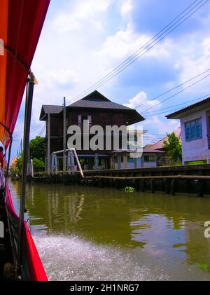 Hölzerne Slums auf Stelzen am Ufer des Chao Praya River in Bangkok, Thailand Stockfoto