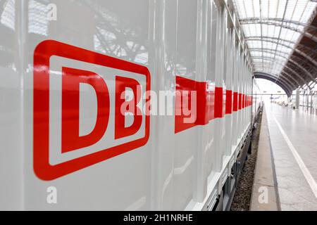 Leipzig, Deutschland - 19. August 2020: DB-Logo Deutsche Bahn Deutsche Bahn IC2 Intercity 2 Zug am Leipziger Hauptbahnhof in Deutschland. Stockfoto