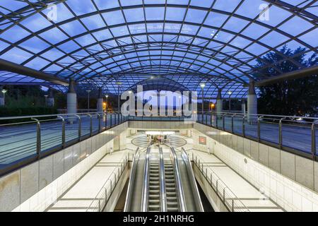 Dortmund, Deutschland - 9. August 2020: U-Bahn-Station Dortmund U-Bahn U-Bahn Westfalenhallen in Deutschland. Stockfoto