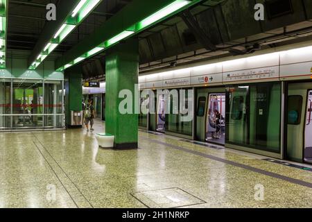 Hongkong, China - 19. September 2019: Metro Hongkong U-Bahn Hongkong MTR Tai wo Hau Station in China. Stockfoto
