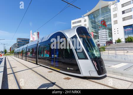 Luxemburg - 24. Juni 2020: Tram Luxtram Zug Transitverkehr Bahnhof Alphonse Weicker in Luxemburg. Stockfoto