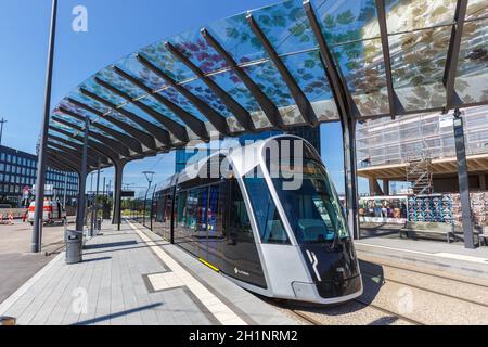 Luxemburg - 24. Juni 2020: Tram Luxtram Zug öffentliche Verkehrsmittel Luxexpo Bahnhof in Luxemburg. Stockfoto