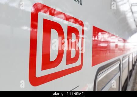 Leipzig, Deutschland - 19. August 2020: DB-Logo Deutsche Bahn Deutsche Bahn IC2 Intercity 2 Zug am Leipziger Hauptbahnhof in Deutschland. Stockfoto