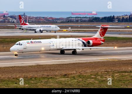 Istanbul, Türkei - 15. Februar 2019: ATA Airlines McDonnell Douglas MD-83 Flugzeug am Istanbul Ataturk Airport (IST) in der Türkei. Stockfoto