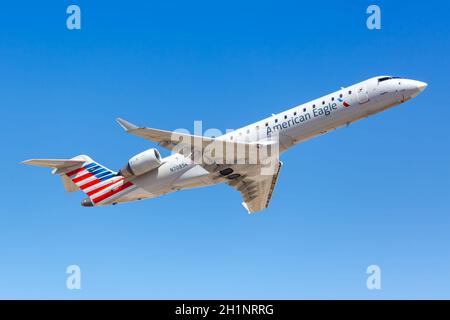 Phoenix, Arizona - 8. April 2019: American Eagle SkyWest Airlines Bombardier CRJ-700 Flugzeug am Phoenix Airport (PHX) in Arizona. Stockfoto