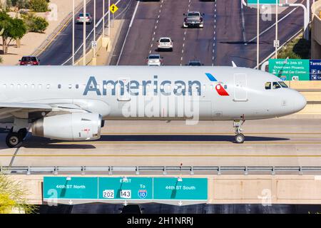Phoenix, Arizona - 8. April 2019: Airbus A321 von American Airlines am Phoenix Airport (PHX) in Arizona. Airbus ist eine europäische Flugzeugmanufaktur Stockfoto