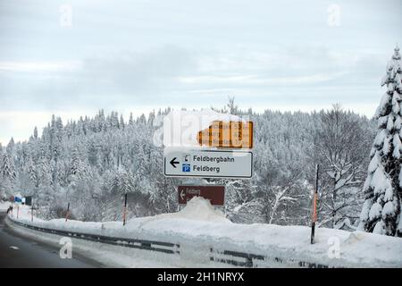 Themenbild - Wintereinbruch im Schwarzwald - Tiefster Winter auch im Hochschwarzwald, wie hier auf der Bundesstraße B 317 bei der Abfahrt zum Feldberg Stockfoto