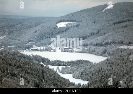 Themenbild - Wintereinbruch im Schwarzwald - Blick vom oberen Bärental am Feldberg auf den verscheiten Titisee. Stockfoto