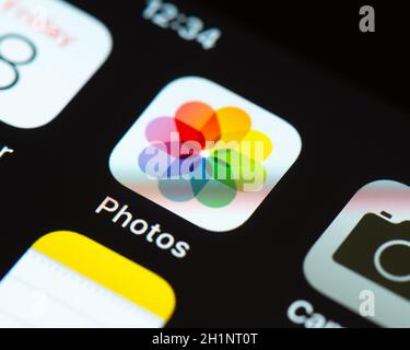 BAYONNE, FRANKREICH - CA. JANUAR 2021: Fotos App-Symbol auf dem Apple iPhone-Bildschirm Stockfoto