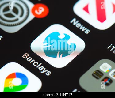 BAYONNE, FRANKREICH - CIRCA JANUAR 2021: App-Symbol der Barclays Bank auf dem Apple iPhone-Bildschirm. Anwendung für Online-Banking. Stockfoto