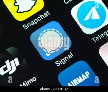 BAYONNE, FRANKREICH - CIRCA JANUAR 2021: Signal App Icon auf dem Apple iPhone Bildschirm. Signal ist ein verschlüsselter Messaging-Dienst, der vom Signal Foundat entwickelt wurde Stockfoto