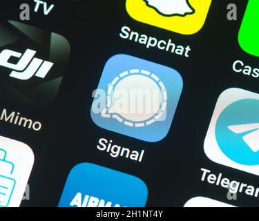 BAYONNE, FRANKREICH - CIRCA JANUAR 2021: Signal App Icon auf dem Apple iPhone Bildschirm. Signal ist ein verschlüsselter Messaging-Dienst, der vom Signal Foundat entwickelt wurde Stockfoto