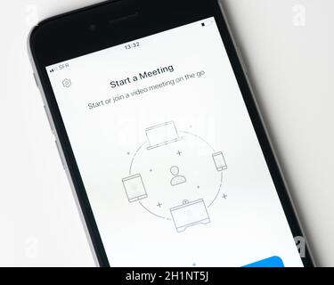 BAYONNE, FRANKREICH - CA. JANUAR 2021: Zoom App auf dem Apple iPhone Bildschirm. Zoom ist ein Softwareprogramm für Video- und Audiokonferenzen, Chats und Webinare. Stockfoto