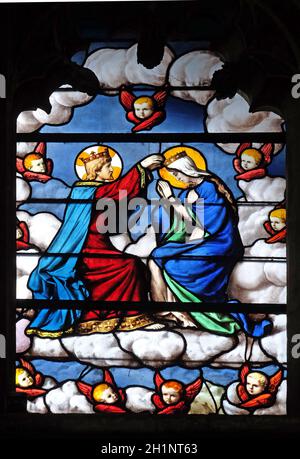 Krönung der Jungfrau Maria, Kirchenfenster in St. Severin Kirche in Paris, Frankreich Stockfoto