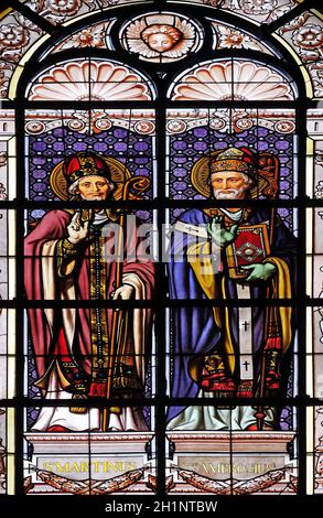 Saint Martin und Saint Ambrose, Glasfenster in der Hl. Augustinus Kirche in Paris, Frankreich Stockfoto