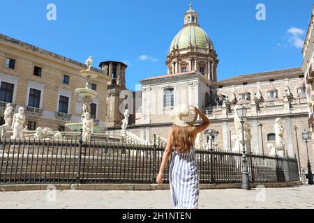 Reisen in Sizilien. Rückansicht einer jungen schönen Frau, die in der Nähe des monumentalen Praetorianerbrunnens in Palermo, Italien, geht. Stockfoto