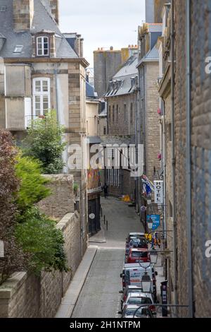 Saint-Malo, Frankreich - 14. September 2018: Schmale Straße in St Malo, Bretagne, Frankreich Stockfoto