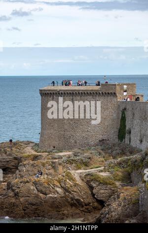 St. Malo, Frankreich - 14. September 2018: Touristen zu Fuß auf rampart in Dinard, Bretagne, Frankreich Stockfoto