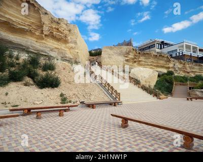 Aussichtsplattform auf den Felsen. Durchgang in den Felsen. Das Ufer des Kaspischen Meeres. Kasachstan Stadt Aktau. 16 Juli 2019 Jahr. Mangistau. Stockfoto