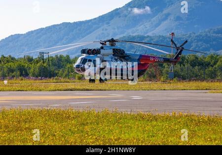 Russland, Kamtschatka - 29. JULI 2018: Der Touristenhubschrauber Mi-8 Yuri Eremin auf dem Hubschrauberlandeplatz auf der Halbinsel Kamtschatka Stockfoto