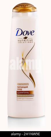 Chisinau, Moldawien - 20. APRIL 2019: Studioaufnahme des Beauty-Produkts Dove Shampoo auf weißem Hintergrund. Stockfoto