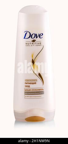 Chisinau, Moldawien - 20. APRIL 2019: Studioaufnahme des Beauty-Produkts Dove Shampoo auf weißem Hintergrund. Stockfoto