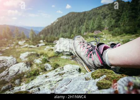 Schneiden Sie einer Frau in die Wanderstiefel Wer ist die idyllische Berglandschaft geniessen. Stockfoto