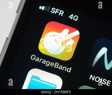 BAYONNE, FRANKREICH - CIRCA JANUAR 2021: GarageBand App-Symbol auf dem Apple iPhone-Bildschirm. GarageBand ist eine digitale Audio-Workstation, die von Apple entwickelt wurde. Stockfoto