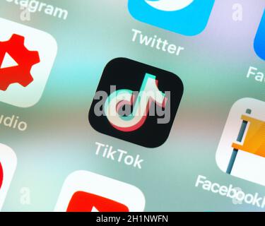 BAYONNE, FRANKREICH - CIRCA JANUAR 2021: App-Symbol von TikTok auf dem Apple iPhone-Bildschirm. TikTok ist ein Social-Networking-Service für Video-Sharing im Besitz von Chinese com Stockfoto