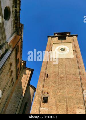 Die Kathedrale von Treviso, die dem Heiligen Petrus geweiht ist, und die Kirche San Giovanni - Battista, die derzeit als Taufkapelle genutzt wird Stockfoto