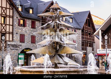 Saint Lary Soulan, Frankreich - 26. Dezember 2020: Brunnen in der Innenstadt von der Kälte an einem Wintertag gefroren Stockfoto