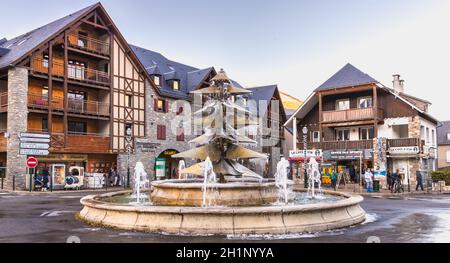 Saint Lary Soulan, Frankreich - 26. Dezember 2020: Brunnen in der Innenstadt von der Kälte an einem Wintertag gefroren Stockfoto