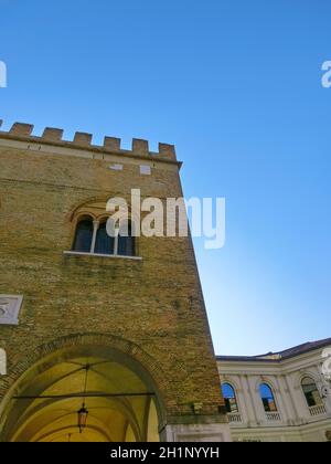 Die Kathedrale von Treviso, die dem Heiligen Petrus geweiht ist, und die Kirche San Giovanni - Battista, die derzeit als Taufkapelle genutzt wird Stockfoto